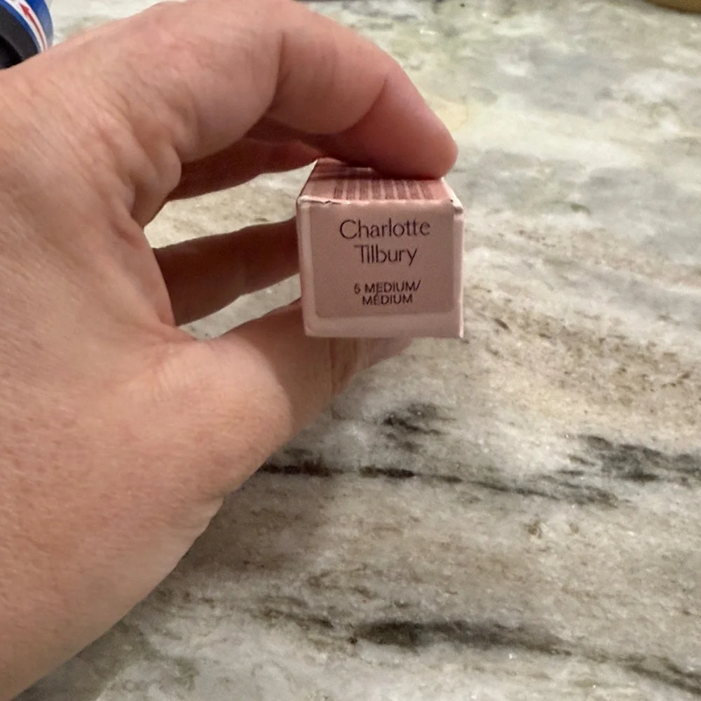 Charlotte Tilbury Airbrush Flawless Blur Concealer - Picture 2 of 2
